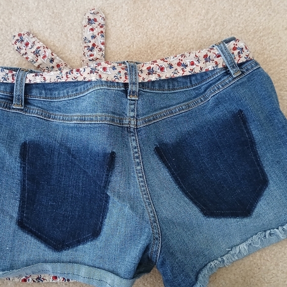 New Lauren Conrad Womens Distressed Jean Shorts Floral Belt Sz 4. FL - Picture 4 of 6